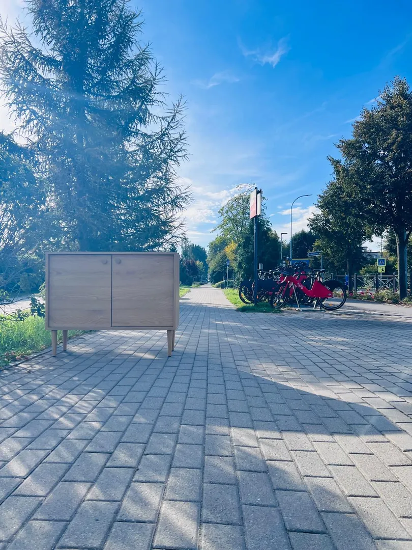 Drewniana szafka na deptaku