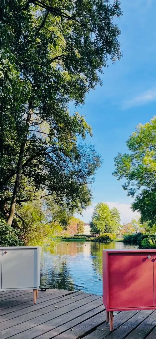 Dwie szafki na pomoście nad stawem