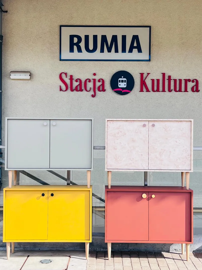 Cztery szafki ustawione w dwie wieże przed Stacją Kultura w Rumi