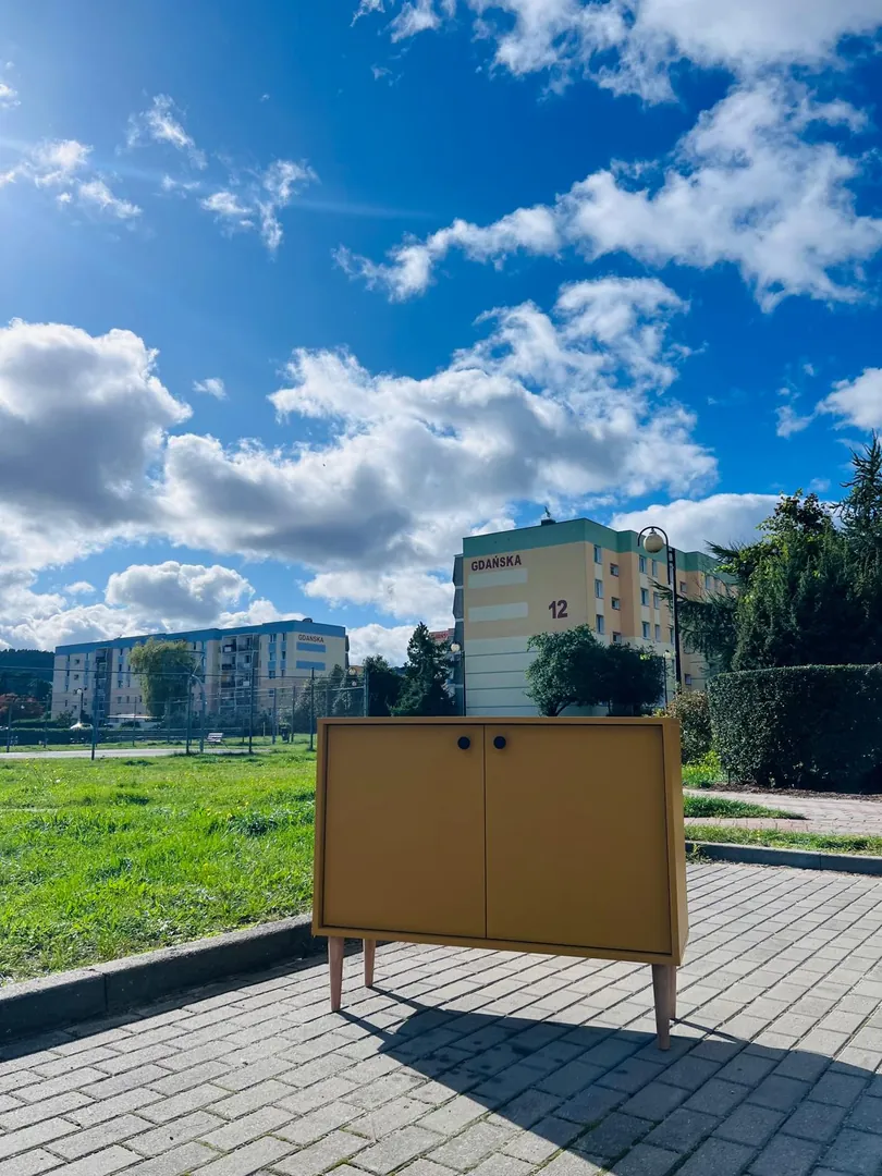 Brązowa szafka na placu między blokami