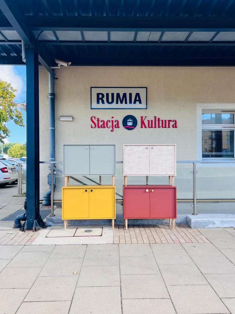 Szafki przed Stacją Kultura, pod wiatą peronu